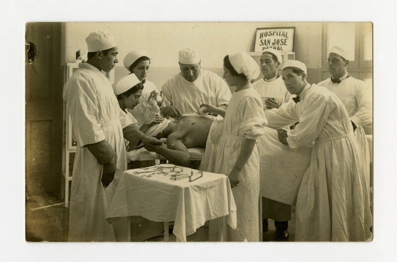Médicos operando en el antiguo hospital - Original